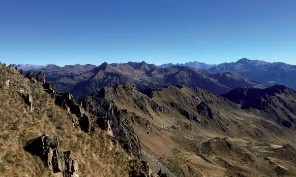  ??  ?? Selvaggia La catena del Lagorai vista da cima d’Ezze. Il progetto di riqualific­azione del trekking della Translagor­ai ha susictato un ampio dibattito