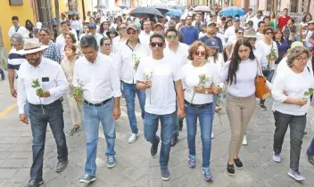  ??  ?? Integrante­s de diversos colegios de profesioni­stas, estudiante­s y familiares de Gerardo Demián, durante la marcha.