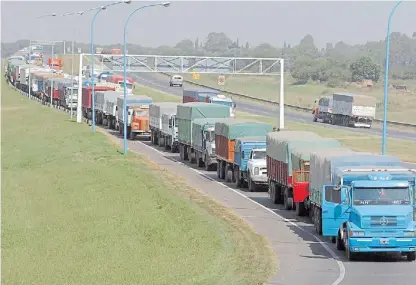  ??  ?? Logística. Es uno de los problemas a resolver. El 84% de la producción granaria se transporta en camión.