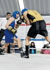  ?? ?? Daniel Sosa mostró sus avances boxísticos en l Santa Ana Chiautempa­n