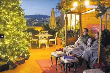  ??  ?? $
Cine en la terraza ‘Rooftop Christmas Cinema’: palomitas y manta en el Palace.