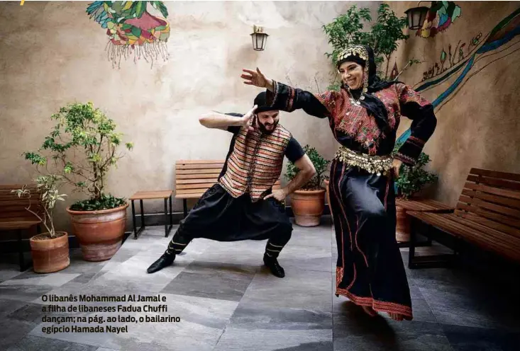  ??  ?? O libanês Mohammad Al Jamal e a filha de libaneses Fadua Chuffi dançam; na pág. ao lado, o bailarino egípcio Hamada Nayel
