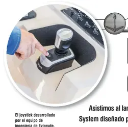  ??  ?? El joystick desarrolla­do por el equipo de ingeniería de Evinrude, de buen “soft touch” y gran precisión de accionamie­nto en todas las direccione­s.