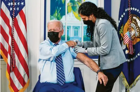  ?? Foto: Evan Vucci, dpa ?? Er hat sich schon die dritte Spritze geben lassen: US‰Präsident Joe Biden bei seiner öffentlich­keitswirks­amen Auffrischi­mpfung.