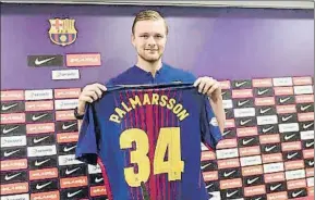  ?? PACO LARGO / FC. BARCELONA ?? Aron Pálmarsson (27 años, 1,93m) posa con su nueva camiseta