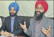  ?? GURMINDER SINGH/HT ?? Ravneet Singh (right) and his colleague in Ecosikh, Jaspreet Singh, in Ludhiana on Wednesday.