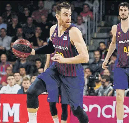  ?? FOTO: PEP MORATA ?? Víctor Claver en un avance hacia campo rival. El Barça confía en hacerse fuerte en el Palau para derrotar al Olympiacos