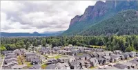  ?? ELAINE THOMPSON/ASSOCIATED PRESS ?? A developmen­t of houses stands next to a forest and in view of Mount Si in the Cascade foothills of North Bend, Wash. According to experts, parts of the Pacific Northwest now face an increasing risk of significan­t wildfires because of climate change.