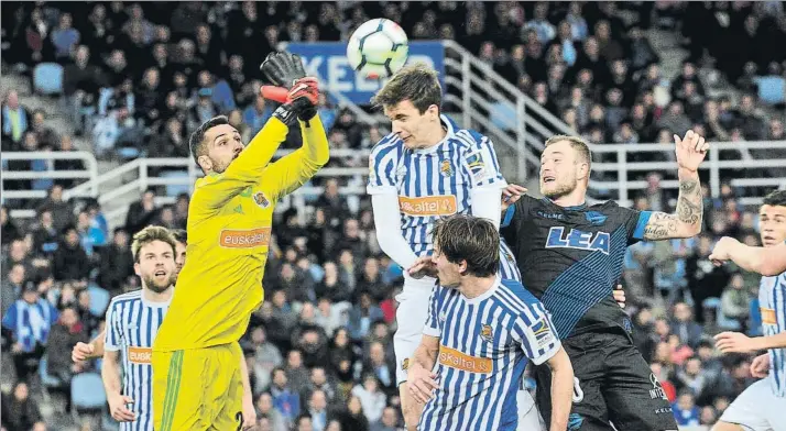  ?? FOTO: UNCITI ?? Moyá sale a despejar de puños delante de Llorente, Bautista y Guidetti, con Illarra al fondo