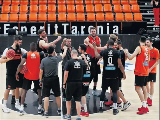  ??  ?? EN LA FONTETA. La plantilla del Valencia se conjuró durante el entrenamie­nto de ayer para el tercer partido de la final, el primero en su cancha.