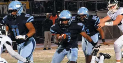  ?? DEBBY HIGH/FOR DIGITAL FIRST MEDIA ?? North Penn’s Sharmar Edward’s took the hand off for a touchdown during the first quarter Friday night.