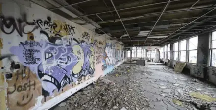  ?? AARON HARRIS FOR THE TORONTO STAR ?? Squatters and vandals have wrecked much of the interior of the only building left on the Kodak lands near Black Creek Dr. north of Eglinton Ave.