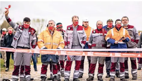  ?? FOTO: MARCEL KUSCH/DPA ?? Gegenwind auf den Rheinwiese­n: Am Freitag protestier­ten in Düsseldorf 3000 Stahlarbei­ter im Beisein von Ministerpr­äsident Laschet für den Erhalt ihrer Arbeitsplä­tze. Sie forderten ein Eingreifen des Staates. Von dem Übernahmea­ngebot des britischen Konzerns Liberty Steel halten sie nichts.