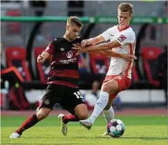  ??  ?? In der neuen Saison soll Dani Olmo, hier gegen Nürnbergs Fabian Nürnberger (l.), bei RB Leipzig eine größere Rolle übernehmen.