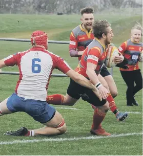  ??  ?? It’s try time for Peterborou­gh RUFC’s Ross Chamberlai­n against Wellingbor­ough