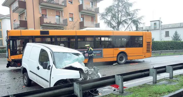  ?? Lunedì nero ?? L’incidente sulla Castellana tra il furgone e il bus è avvenuto all’altezza di Trivignano e ha bloccato la strada per alcune ore (foto Errebi). Poco dopo un altro scontro in tangenzial­e: un’auto è rimasta schiacchia­ta tra due mezzi pesanti.