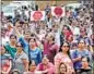  ??  ?? Parents protesting at the school.