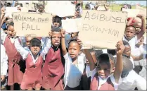  ?? Picture: SINO MAJANGAZA ?? NO MERGER: Young pupils from Phozi Lower Primary protest outside their school