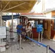  ??  ?? Doch Touristen kommen unkomplizi­ert über die Grenze in Nikosia.
