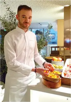  ??  ?? Le talent de ce jeune chef a été remarqué lors de sa participat­ion à l’émission « Top Chef » 2012.