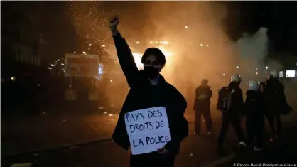  ??  ?? Un manifestan­te durante las protestas del sábado pasado con un cartel en el que se lee "país de los derechos de la policía".