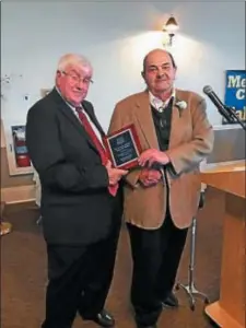  ?? TRENTONIAN FILE PHOTO ?? Longtime Trentonian sportswrit­er George O’Gorman, right, is presented with his plaque upon his induction into the Mercer County Basketball Hall of Fame by his cousin Joe, left, at the inaugural dinner on Sunday.