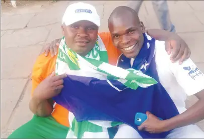  ??  ?? ONE LOVE ... CAPS United supporter Thomas Bakare (left) embraces his close friend and avid Dynamos fan Knowledge Katembwa outside Town House soon after their two sides played out to a 3-3 draw in a Castle Lager Premiershi­p soccer match at the National...