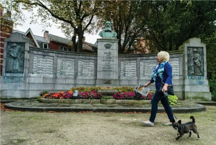  ?? FOTO: TOM PALMAERS ?? Het monument voor Leopold II en zijn medewerker­s op het Hasseltse Dusartplei­n.