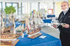  ?? FOTO: ANDY HEINRICH ?? Stolz präsentier­t der Kressbronn­er Schiffsmod­ellbauer Gerhard Hümmler noch bis 5. April im Rathaus Kressbronn seine maritime Ausstellun­g mit selbstgeba­uten, historisch­en Schiffen.
