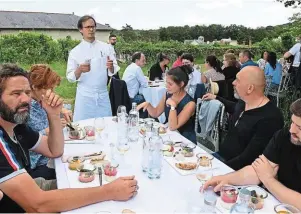  ?? | PHOTO : F. DUBRAY, OUEST FRANCE ?? Les chefs distingués par le guide vert de Michelin se sont retrouvés à l’Abbaye de Fontevraud, dans le restaurant de Thibaut Ruggeri (au milieu).