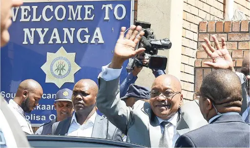  ?? PICTURE: COURTNEY AFRICA ?? DROPPING IN: President Jacob Zuma paid a surprise visit to Nyanga police station yesterday.