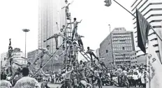  ??  ?? Torres humanas en Avenida Juárez y Reforma, en 1992, en el desfile deportivo del 20 de noviembre. En el sitio contrastan edificios antiguos y modernos.