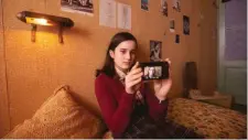 ?? FOTO: RAY VAN DER BAS/DPA ?? Luna Cruz Perez als Anne Frank in einer Szene aus dem Video-Tagebuch der Anne Frank.