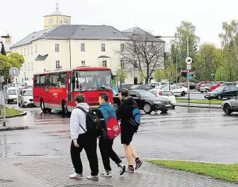  ?? By mohl pomoci kruhový objezd na místě centrální křižovatky FOTO IVANA GRAČKOVÁ ?? Zklidnění dopravy