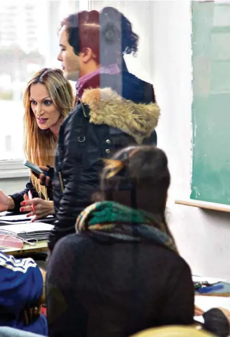  ?? (PHOTOS GIAN PAOLO MINELLI) ?? Maryanne Lettieri est professeur­e d’anglais et assistante de direction du lycée Mocha Celis. Elles sont cinq femmes trans à enseigner dans l’école.