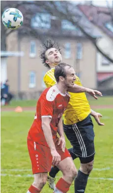  ?? FOTO: ROLF SCHULTES ?? Die SG Aulendorf (hinten Andreas Krenzler) gewann das Kellerduel­l in der Bezirkslig­a gegen Tettnang (Fabian Buchmaier) mit 4:1.