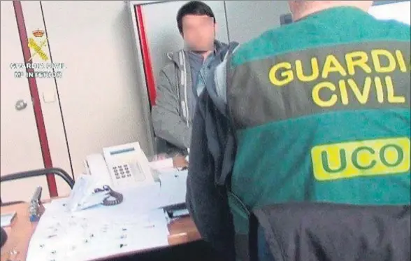  ?? GUARDIA CIVIL / EFE ?? Stanislav Lisov, con un agente de la UCO de la Guardia Civil, tras ser detenido en el aeropuerto de Barcelona