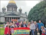  ??  ?? LA GRAN FAMILIA. Esta peña siempre viaja.