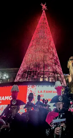  ??  ?? Luci L’albero di Natale di piazza del Duomo alle 18 di ieri è entrato in modalità stand by, senza giochi di luci, e si è spento allo scoccare della mezzanotte. Concerto finale con la fanfara dei carabinier­i
