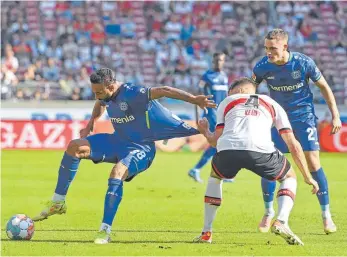  ?? FOTO: FRANK HOERMANN/IMAGO IMAGES ?? Trotz Marc-Oliver Kempf (Nr. 4) zeigt die VfB-Elf derzeit zu wenig Kampfgeist.