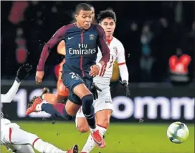  ??  ?? LA PERLA. Mbappé se va en carrera en un partido con el PSG.