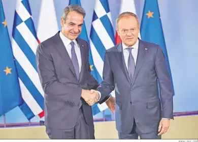  ?? RAFAL GUZ / EFE ?? El primer ministro polaco, Donald Tusk, a la derecha, en un encuentro con su homólogo griego, Kyriakos Mitsotakis.