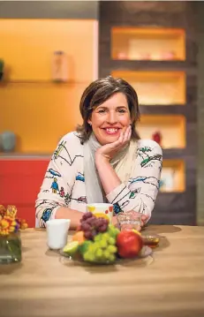  ?? RP-FOTO ANNE ORTHEN ?? Schauspiel­erin und Autorin Elena Uhlig in der „Volle Kanne“-Sendung im ZDF. Sie vermisst ihre Lieblingsr­estaurants und Shoppinger­lebnisse.