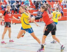  ?? FOTO: ALEXANDER HOTH ?? Tamara Gaschler (hier in der Partie gegen Zizishause­n) und die Handballer­innen der SG Argental brauchen in den kommenden zwei Heimspiele­n zwei Siege.