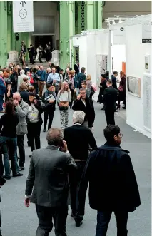  ??  ?? La Fiac au Grand Palais, Paris. (Ph. M. Domage) Ci-dessous/ below: Peter Stämpfli. Stand de la galerie Georges-Philippe & Nathalie Vallois, section Art Unlimited, Art Basel 2017. The Galerie Georges-Philippe & Nathalie Vallois booth in Basel, 2017