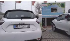  ?? FOTO: DAVID BEINEKE ?? Bereit zum Laden: Der Zoe von Redakteur David Beineke vor der Ladesäule der Stadtwerke Neuss ganz in der Nähe des Pressehaus­es.