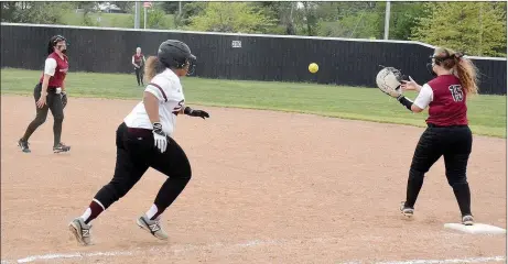  ?? Graham Thomas/Herald-Leader ?? Gentry second baseman Billi Taylor, left, tosses to first baseman Makensi Sweeten to throw out Siloam Springs freshman runner Rachel Mann in the semifinals of the Lady Panther Invitation­al on Saturday at La-Z-Boy Park.