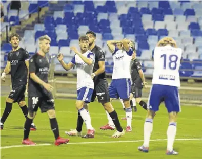  ?? ÁNGEL DE CASTRO ?? ▶▶ Dani Torres, Puado y Atienza se lamentan en una jugada en el derbi ante el Huesca.