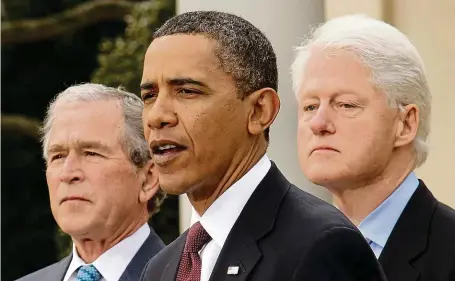  ?? FOTO REUTERS ?? Na podporu vakcíny. Bývalí prezidenti USA (na snímku z roku 2010 zleva) George W. Bush, Barack Obama a Bill Clinton opět spojili své síly. Tentokrát se před zraky televizníc­h kamer nechají naočkovat vakcínou proti covidu, aby ukázali Američanům, že se nemají čeho obávat.