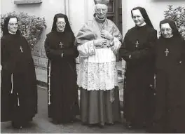  ??  ?? Franziskan­erinnen zusammen mit Bischof Léon Lommel.